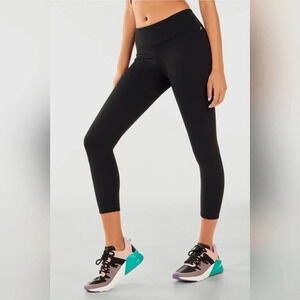 FABLETICS Define PowerHold Mid-Rise Capri, Color Black Size XS